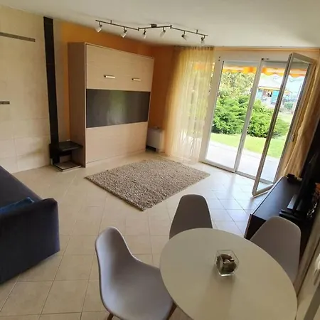 Apartment Igenyes 4 Fos Apartman Koezvetlen A Strandnal Csopak