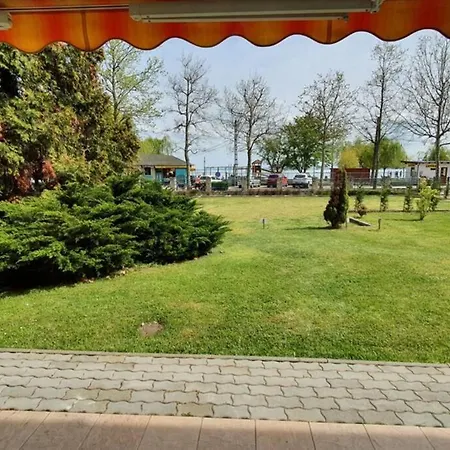 Igenyes 4 Fos Koezvetlen A Strandnal Daire Csopak