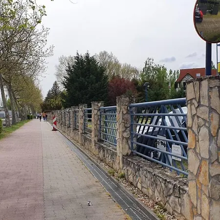 Igenyes 4 Fos Koezvetlen A Strandnal Daire *