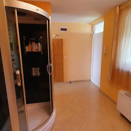 Apartment Igenyes 4 Fos Apartman Koezvetlen A Strandnal Csopak